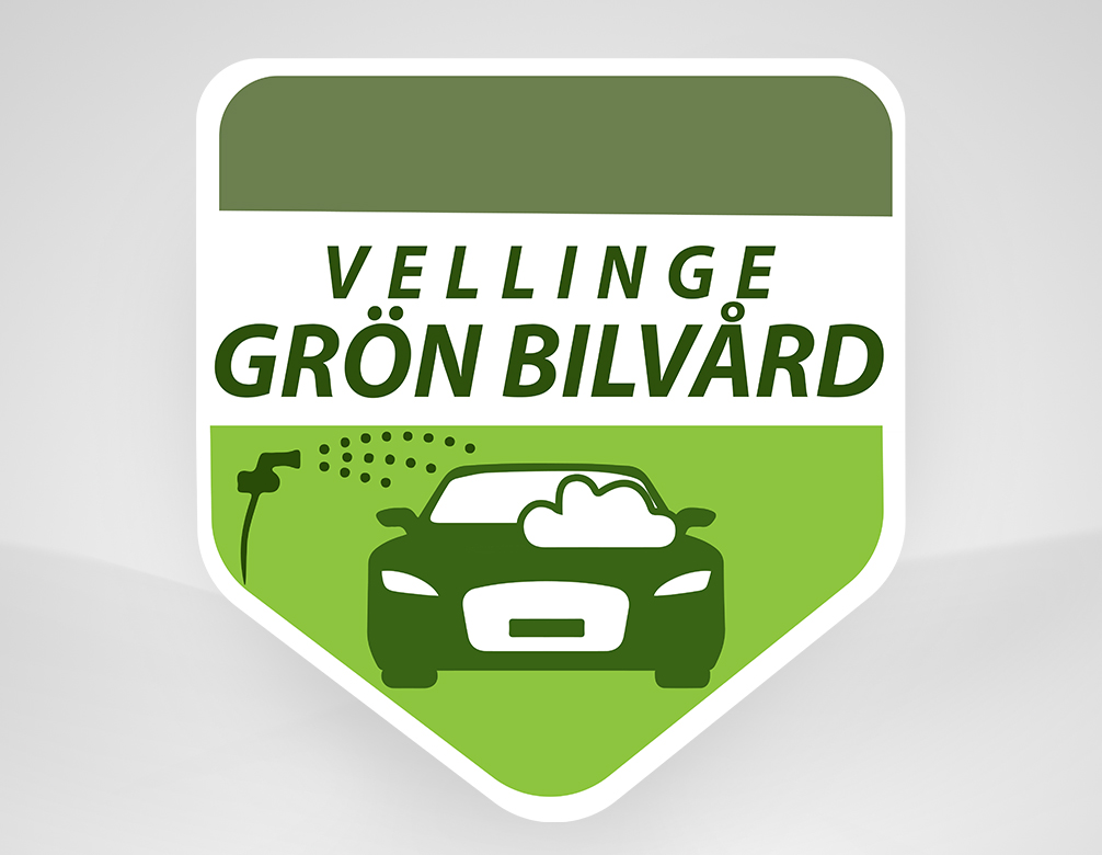 En grön logotyp av en bil som blir tvättad och med texten Vellinge grön bilvård ovanför. Logotypen är i en mjuk femkantig form med femte spetsen rakt ned. Runt loggan finns en vit kant.